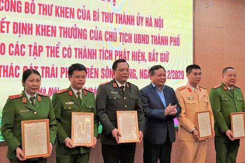 Bí thư Hà Nội khen cảnh sát triệt phá 10 tàu khai thác cát trái phép