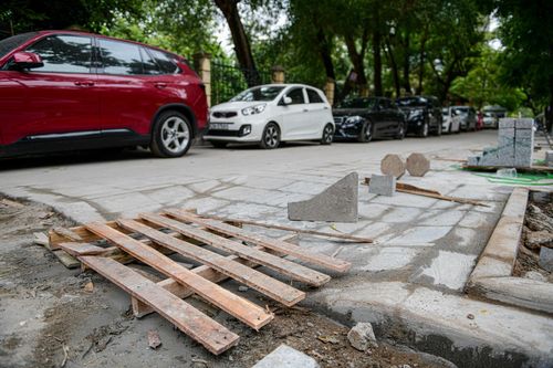 Ôtô leo lên vỉa hè dù bê tông lát đá chưa khô
