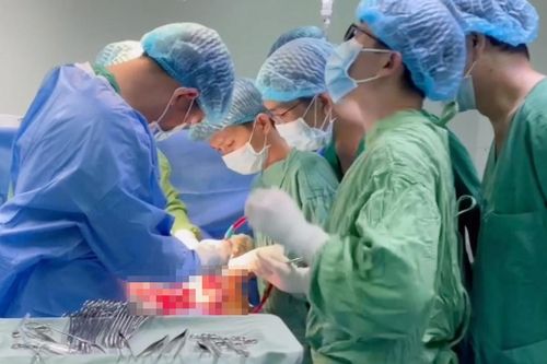 15 bác sĩ cứu người đàn ông có vết thương thấu bụng