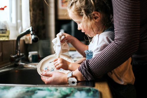 Cha mẹ có nên dạy trẻ nhỏ làm việc nhà?