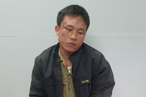 Kẻ buôn ma túy cắn vào tay công an