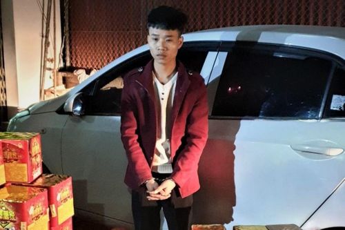 Bắt thanh niên vận chuyển gần 85 kg pháo
