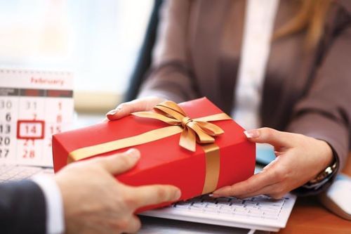 Hà Nội nghiêm cấm biếu quà Tết cho lãnh đạo