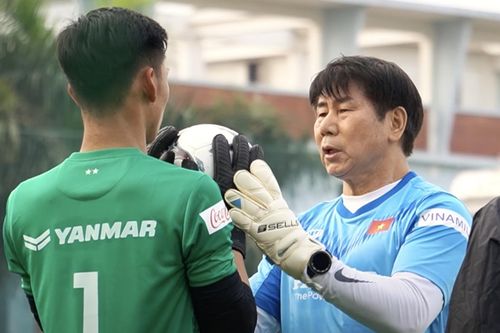 Cựu HLV thủ môn tuyển Hàn Quốc tập buổi đầu với U22 Việt Nam