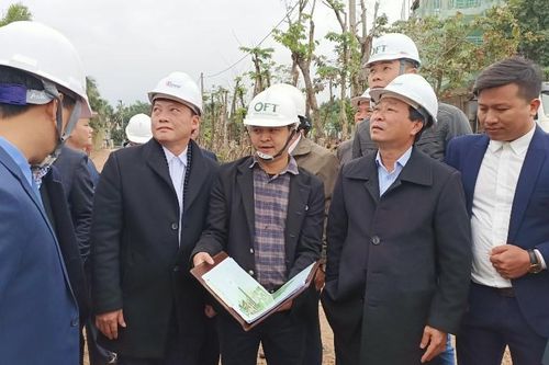 Chủ tịch UBND tỉnh Phú Thọ kiểm tra việc xây dựng tổ hợp khách sạn gây nứt nhà dân