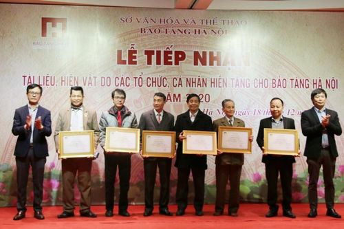 Bảo tàng Hà Nội tiếp nhận nhiều hiện vật quý được hiến tặng