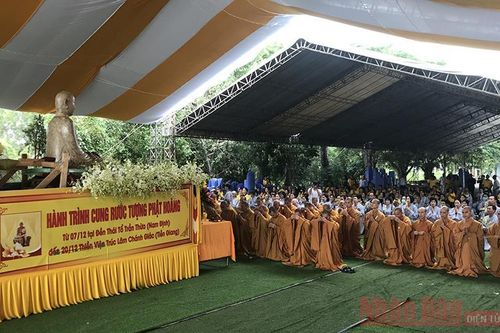 Cung rước tôn tượng Phật Hoàng Trần Nhân Tông đến Thiền viện Trúc Lâm Chánh Giác