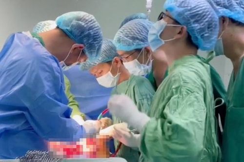 Cứu sống bệnh nhân 55 tuổi bị đâm thấu bụng nguy kịch