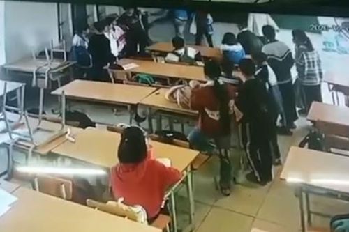 Xác minh, làm rõ thông tin phụ huynh lao vào lớp đấm đá học sinh lớp 6 đánh nhau với con mình