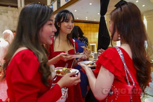 Mở tiệc buffet dâu tây tráng miệng cao cấp để 'mở đường' vào thị trường Việt