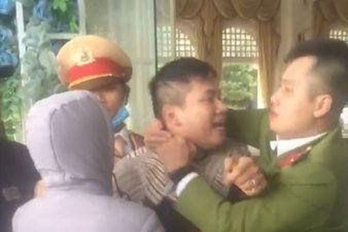 'Ngáo đá' vi phạm giao thông, còn đánh cả Công an