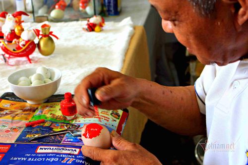 Thầy giáo Sài Gòn làm linh vật Giáng sinh từ vỏ trứng gà, trứng cút