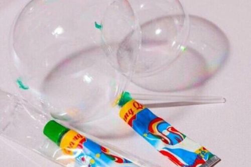 Cảnh báo ngộ độc trò chơi thổi bong bóng từ tuýp keo