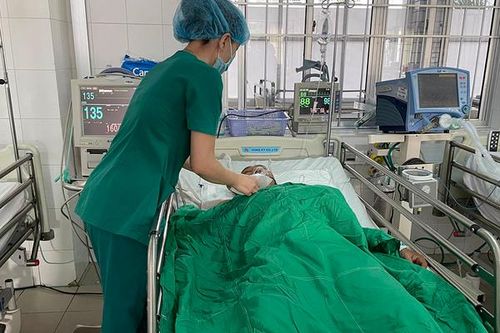 Huy động 15 bác sĩ cứu người đàn ông bị đâm thấu bụng
