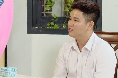 Lần đầu gặp, thầy giáo bối rối khi được cô gái sửa lại trang phục