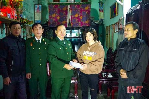Hội CCB tỉnh tặng quà thân nhân liệt sỹ Đoàn Kinh tế - Quốc phòng 337