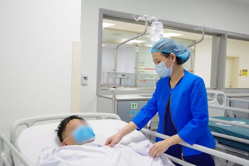Hai bệnh nhân nam bị nhồi máu não cấp có tiền sử hút thuốc lá lâu năm