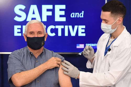 Phó Tổng thống Mỹ Mike Pence tiêm vắcxin ngừa COVID-19