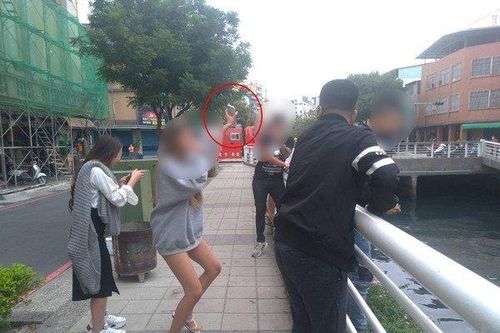 'Bó tay' với lý do cô gái định nhảy sông bỗng lắc lư điên cuồng