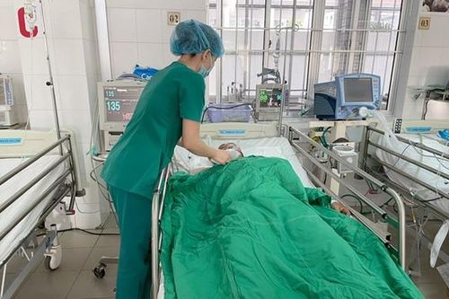 5 ê kíp với 15 bác sĩ cứu sống bệnh nhân nguy kịch