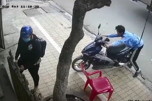 Clip: Nam bảo vệ vịn trúng tay ga khiến xe máy lao thẳng về phía trước vô cùng nguy hiểm