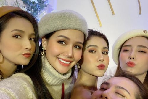 Đám cưới MC Thu Hoài: Phanh Lee, Huyền Lizze xinh đẹp, sang chảnh hết nấc dù đã ở tuổi 30