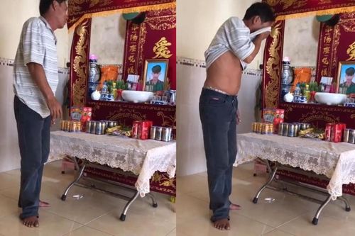 Xót xa cảnh ông bố đứng trước di ảnh con trai vừa mắng vừa khóc, vừa đưa tay quệt nước mắt chảy dài