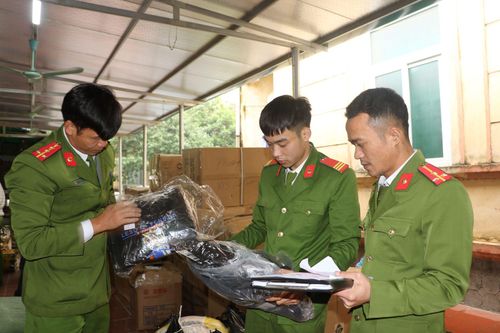 Vĩnh Phúc: Bắt giữ xe ô tô chở hơn 2.000 sản phẩm không có hóa đơn chứng từ