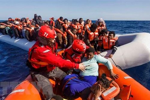 Hơn 120 người di cư bị chặn ở ngoài khơi bờ biển của Libya