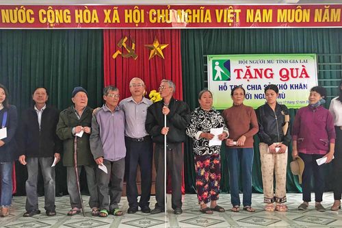 Tặng quà cho người mù có hoàn cảnh khó khăn ở An Khê