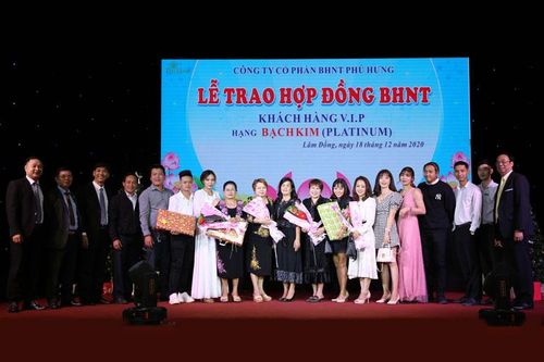 Phú Hưng Life trao hợp đồng cho khách hàng VIP tại Lâm Đồng