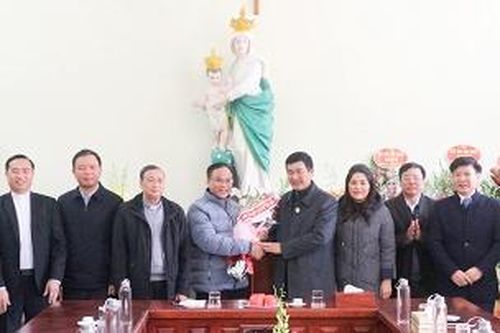 Phó Chủ tịch UBND tỉnh Hồ Đại Dũng thăm, tặng quà Noel tại thị xã Phú Thọ