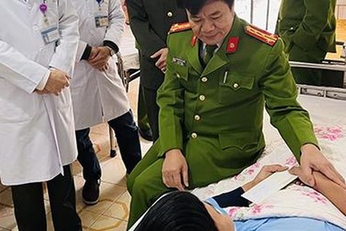 Thăm hỏi, động viên cán bộ bị thương khi bắt tội phạm ma túy