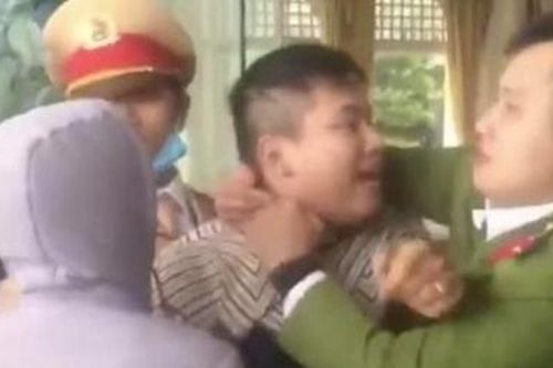 Khống chế 'con nghiện' tấn công CSGT đang làm nhiệm vụ