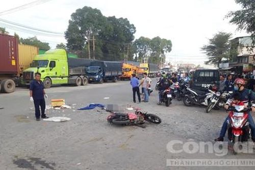 Xe container cán chết người ở ngã tư 'tử thần' rồi bỏ chạy