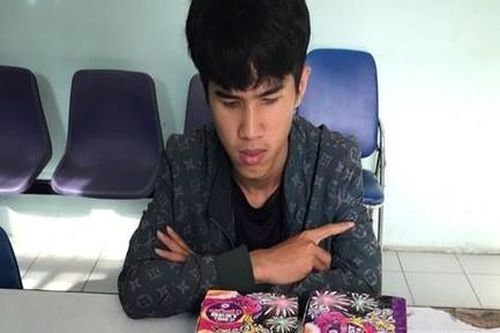 Mang pháo từ Sài Gòn sang Đồng Nai giao cho khách thì bị phát hiện