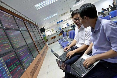 Chứng khoán 18/12: Cổ phiếu đồng loạt xanh, VN-Index vượt mốc 1.060
