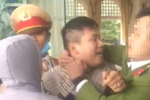 Trung úy cảnh sát bị nam thanh niên vi phạm giao thông đấm vào mặt