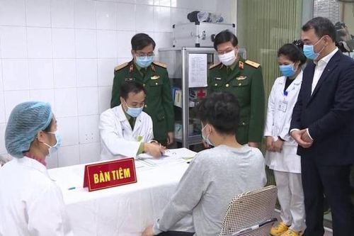Thông tin mới về sức khỏe 3 người đầu tiên tiêm vắc xin COVID-19