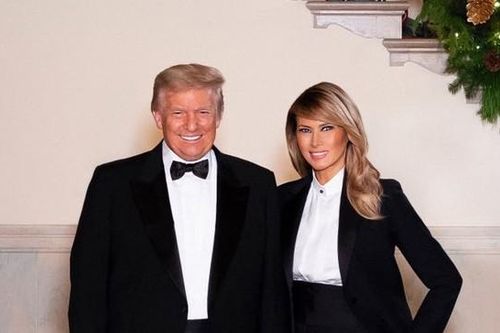 Tổng thống Trump và Phu nhân chụp ảnh mừng Giáng Sinh, cư dân mạng nhận ra điều đặc biệt