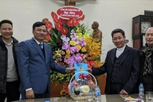 Công an quận Đống Đa chúc mừng giáo xứ Hàng Bột mùa Giáng sinh an lành