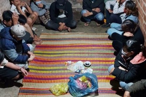 Quảng Nam: Bắt quả tang 13 con bạc 'say sưa' xóc đĩa