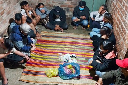 20 cảnh sát bắt quả tang 13 người chơi xóc đĩa