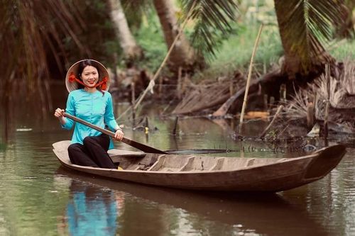 Tình yêu đầu đời như bình bát trôi sông