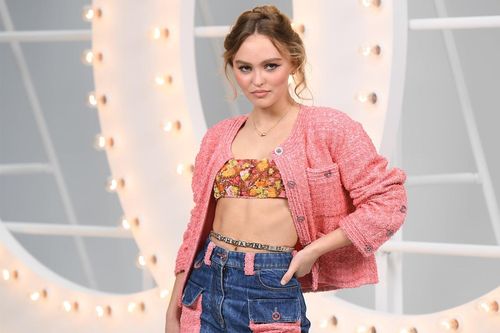 Cô gái khó thở vì đeo xích giống người mẫu Chanel