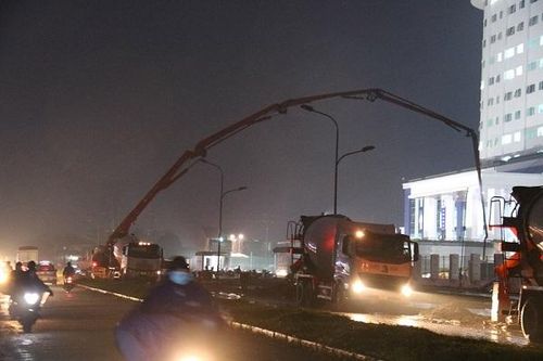 Hà Tĩnh: Giao thông hỗn loạn vì xe 'Viết Hải' ngang nhiên chặn đường đổ bê tông