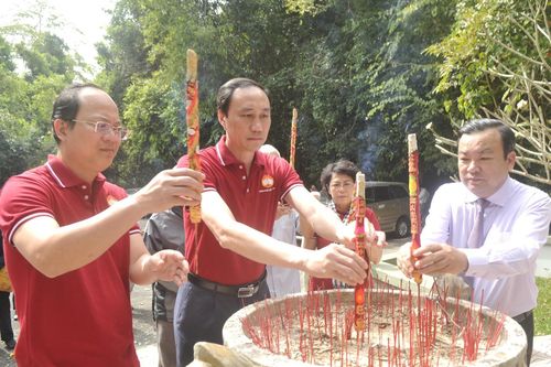 Dâng hương kỷ niệm 60 năm Ngày thành lập Mặt trận Dân tộc giải phóng miền Nam Việt Nam