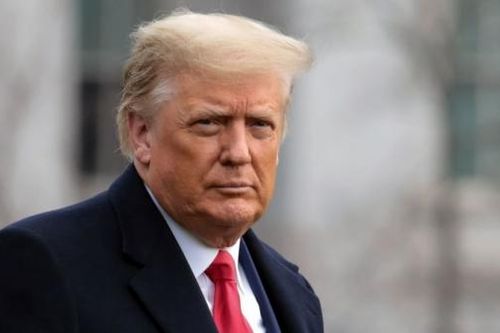 Chĩa 'mũi dùi' tấn công dồn dập, ông Trump ký luật mới 'đá' doanh nghiệp Trung Quốc khỏi sàn chứng khoán Mỹ