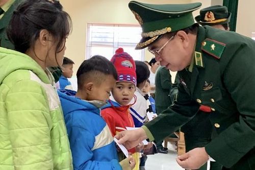 Ấm tình Bát Mọt