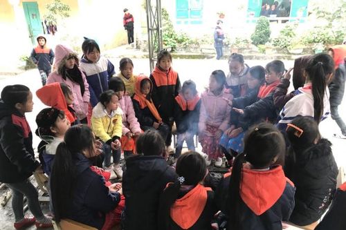 Học sinh vùng cao nguyên đá Hà Giang đốt lửa sưởi ấm lớp học, chống chọi với giá rét